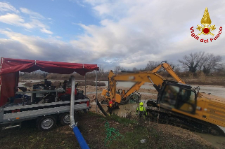 Montegranaro - Escavatore bloccato sul Chienti, intervento dei vigili del fuoco